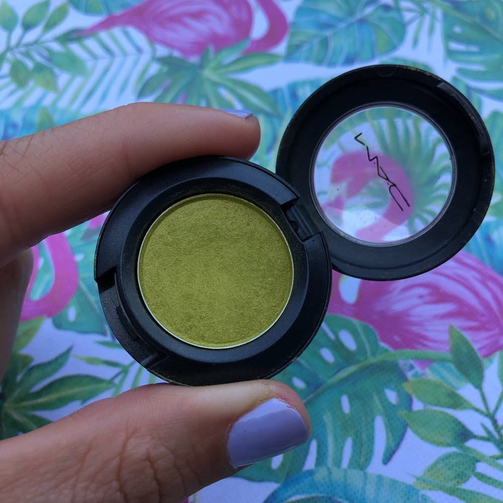 MAC cosmetics eyeshadow in Eyepopping